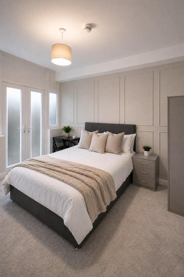 En-Suite Room – Private Seating Area & TV🌿 Main Photo