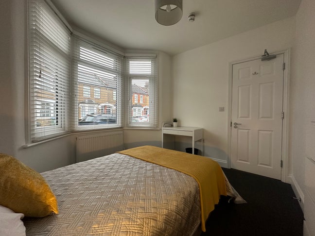 🏠 Luxury Rooms - Great Location - Ready Now! 🤩 Main Photo