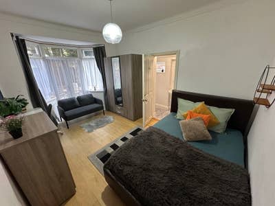 Dbl  rooms in  6  bed  professional houseshare Main Photo