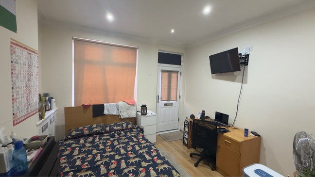 Double bedroom available rent temporarily  Main Photo