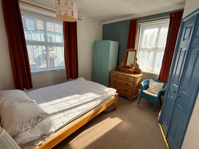 Double rm, en-suite & small priv. sitting rm -Bude Main Photo