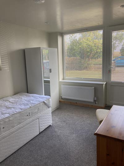 Single en suite room to rent with shared kitchen  Main Photo