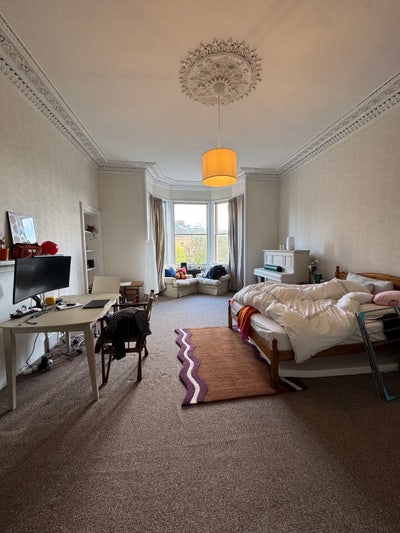 Very spacious double bedroom for short term let Main Photo