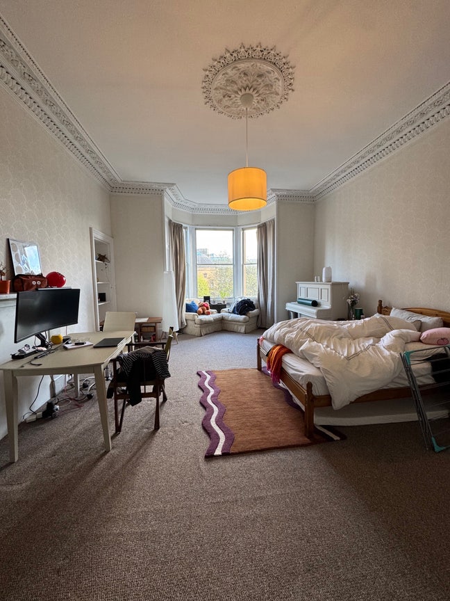Very spacious double bedroom for short term let Main Photo