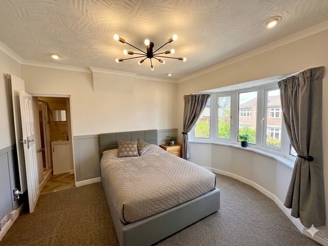 En-Suite Room near Rolls-Royce with all bills incl Main Photo