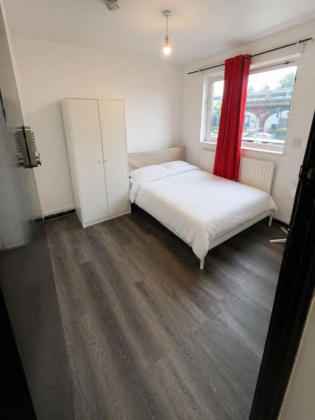 4/5 Rooms Available Now | Near Tower Bridge! Main Photo