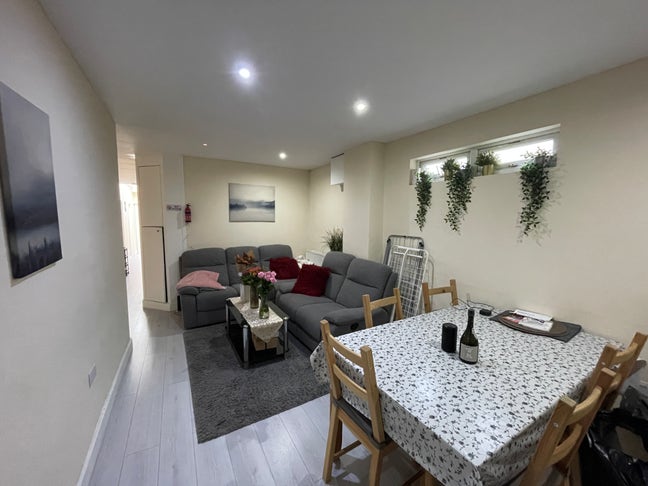 Single Room | 6min Walk from Finsbury Park Station Main Photo