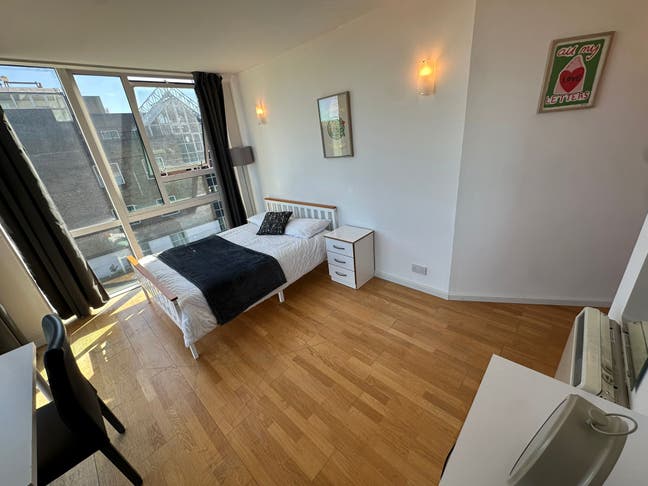 🏙️ Newly Rooms | 30 Sec to DLR | Prime Location Main Photo