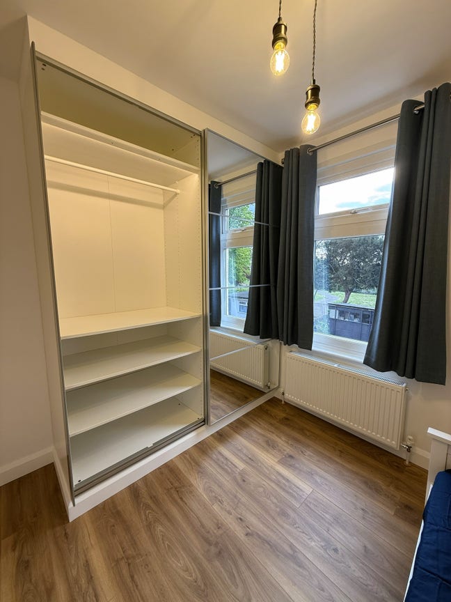 Modern Room + Driveway Parking – Elizabeth Line Main Photo