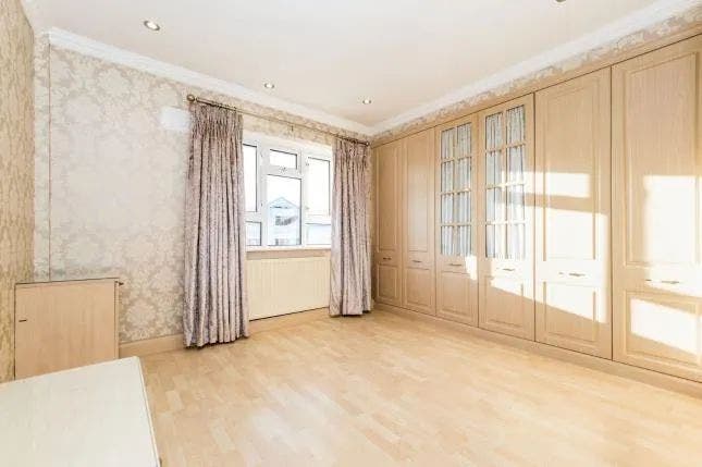 2 big rooms available to rent in Dagenham, RM10 Main Photo