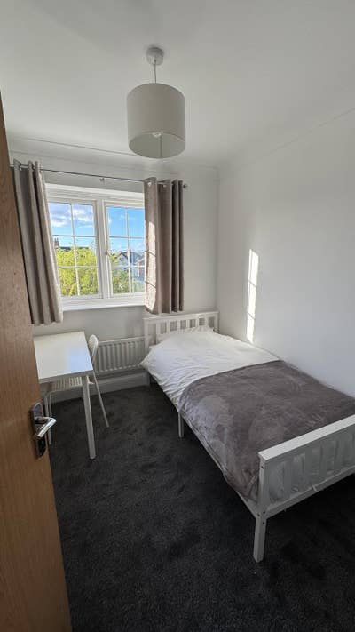Room available in a Modern Town House Main Photo