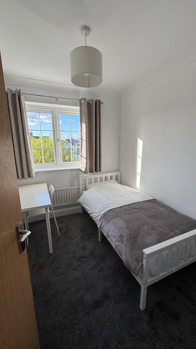 Room available in a Modern Town House Main Photo