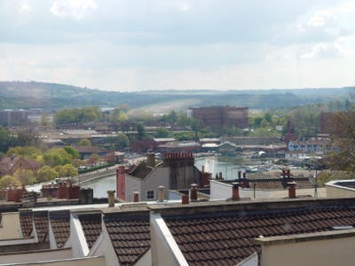 Quiet residential area ten minute walk city centre Main Photo