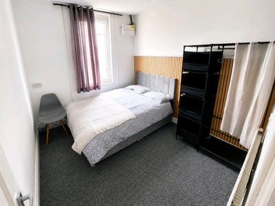 ✨Modern Rooms | Bills Included | Near UHCW & City✨ Main Photo