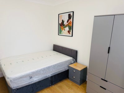 Room in luxury house all new  Main Photo