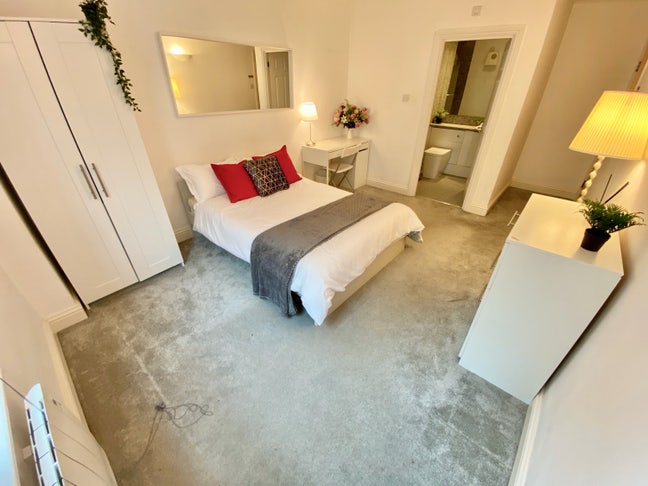 Beautiful ensuite double room Main Photo