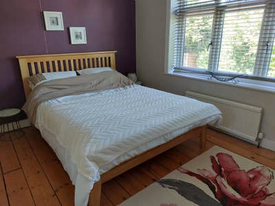 Large Bedroom in Family House, Centre of Farnham Main Photo