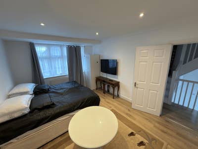 Bedrooms to let 2 minutes from Central Line Main Photo