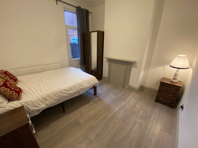 2 Double Rooms in Quiet and Clean House Main Photo