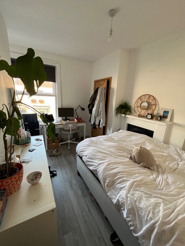 Double en-suite room sociable house available May Main Photo