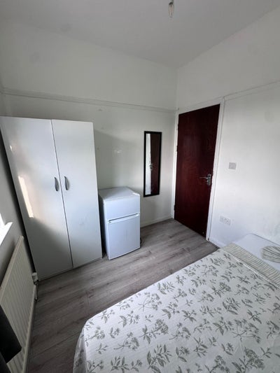 🏡✨ Semi-Double Room in &pound;700 - N17 (Tottenham) Main Photo