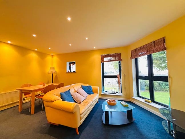 Double room available in a two bedroom flat Main Photo