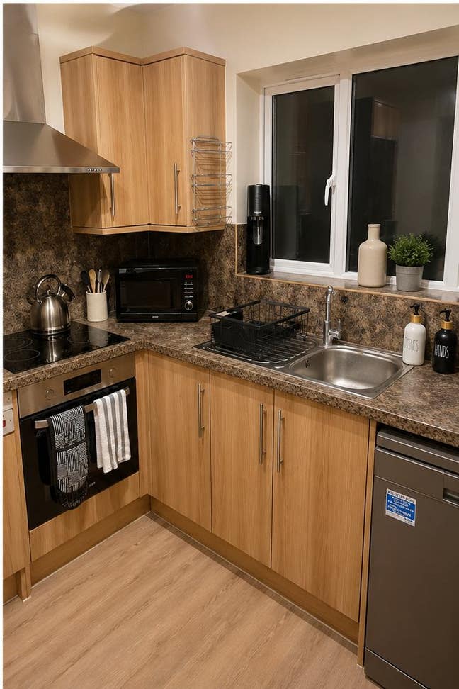 Double room for professional in Walton on Thames Main Photo