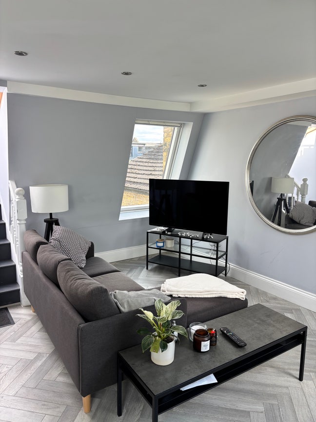 Double bedroom in gorgeous flat Main Photo