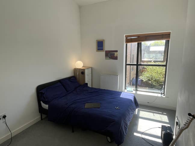 High-ceiling, sunny room in Salford Main Photo