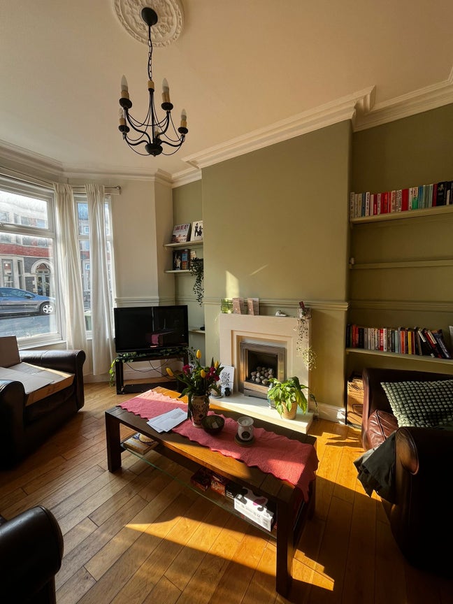 Cosy room available in 3-bed house in Canton Main Photo