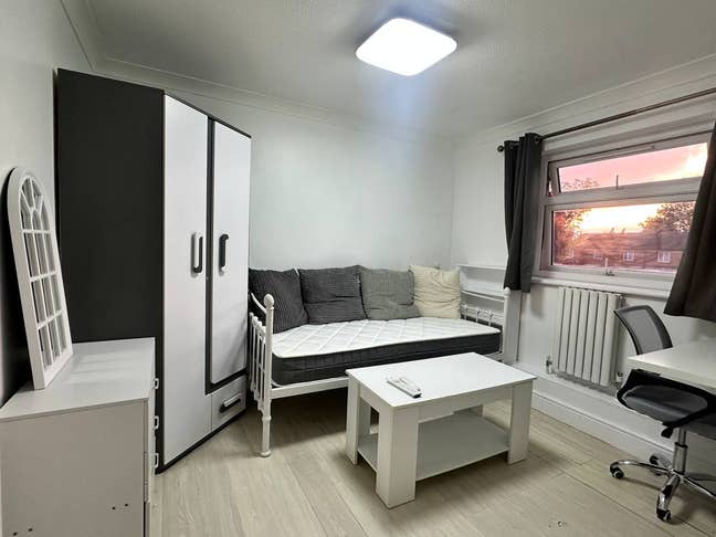 Newly Refurbished Rooms & Studio - Bills Incl- NW9 Main Photo