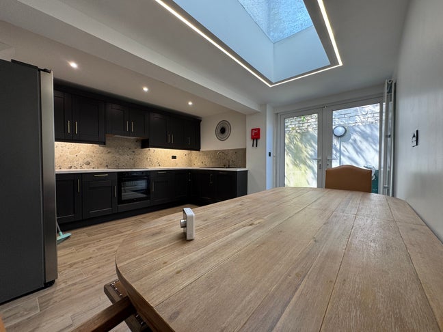 Newly Refurbished 3 Bed – All Private Bathrooms  Main Photo