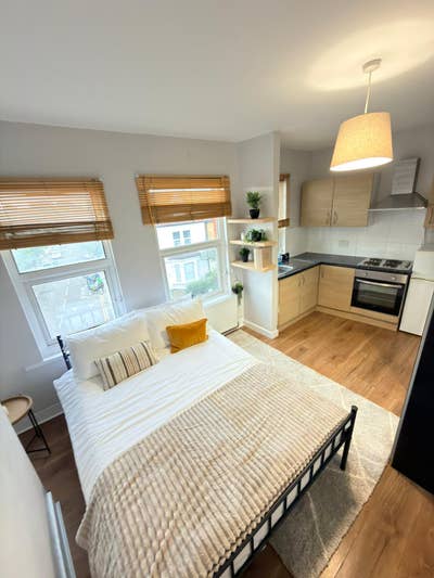 Studio Flat 3 mins Seven Sisters Bills Included Main Photo