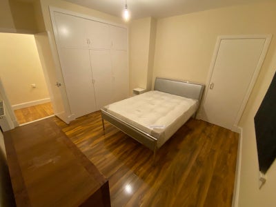 Large double bedroom avvailable at EH4 Main Photo