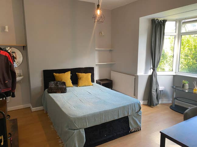 Large Room with own sink / Close to City Centre Main Photo