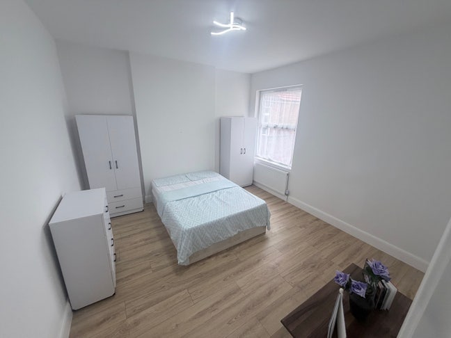 3 double bedrooms available Main Photo