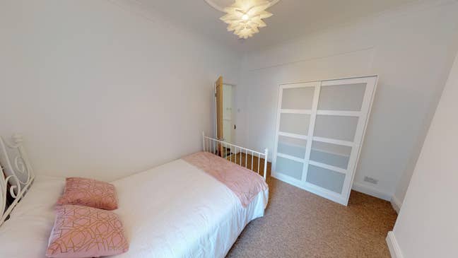 1 bedroom to rent in 4 bedroom house Main Photo