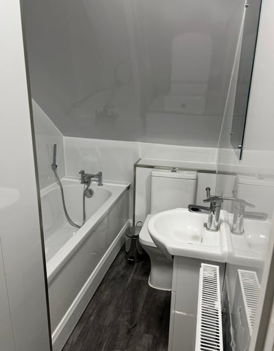 Very large top floor bedroom with en-suite  Main Photo