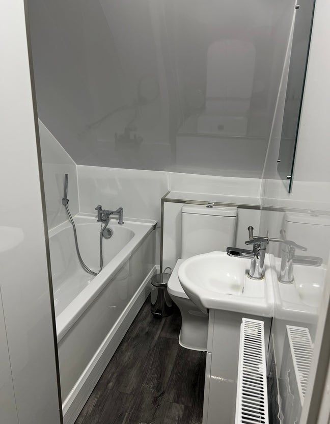 Very large top floor bedroom with en-suite  Main Photo