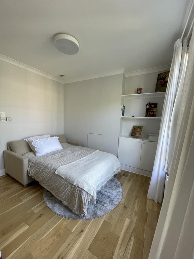 Living Room & Private Kitchen – Earl’s Court Road  Main Photo