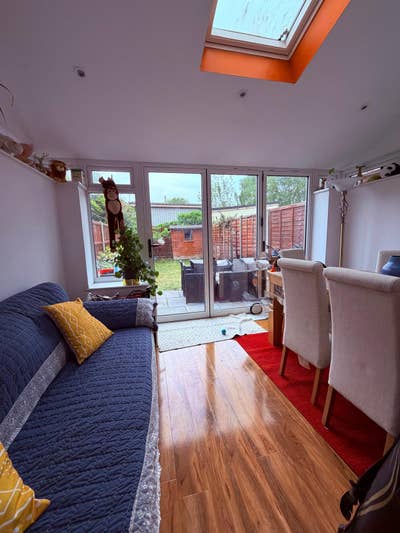 Bright Double Room – 5 Mins Walk from WB Studio Main Photo