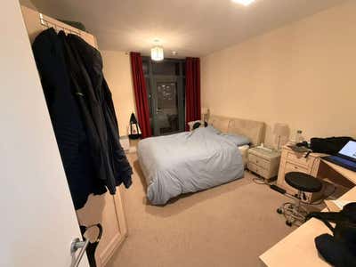 Large double in 2b2b penthouse flat - Wapping Main Photo