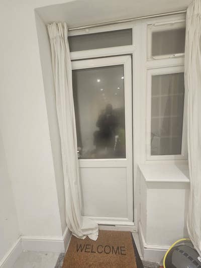 Newly furnished private double ensuite + Kitchen Main Photo