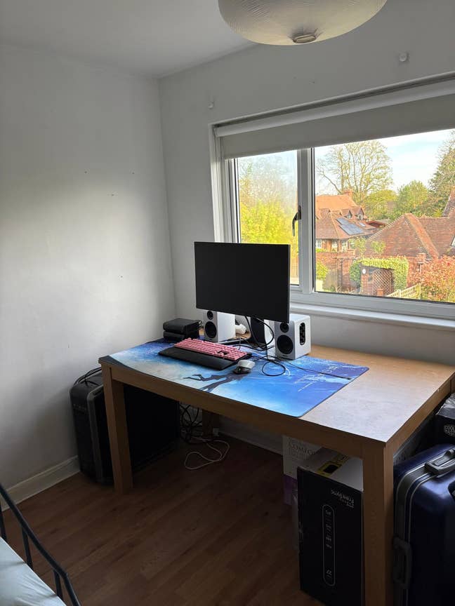 Spacious double bedroom- Caversham Heights Main Photo