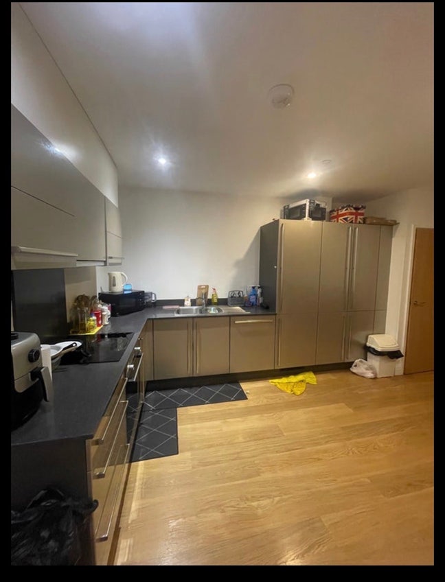 Bright double bed room in limehouse Main Photo