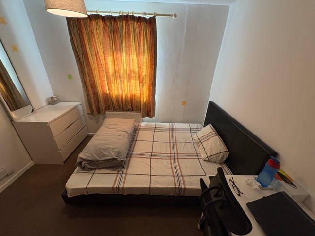 Affordable room in a shared house Main Photo