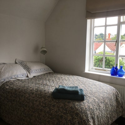 Double room in pretty cottage . Sole use Monday  t Main Photo