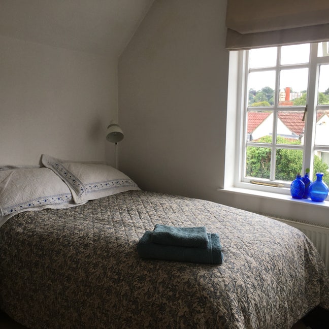 Double room in pretty cottage . Sole use Monday  t Main Photo