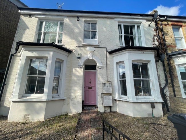 Small Double Bedroom available! Main Photo