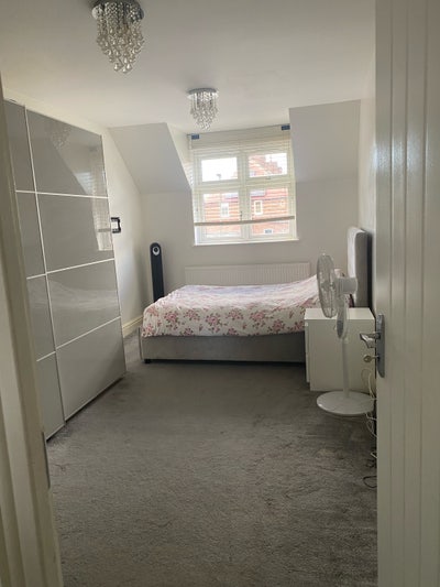 Large double room Morden Main Photo